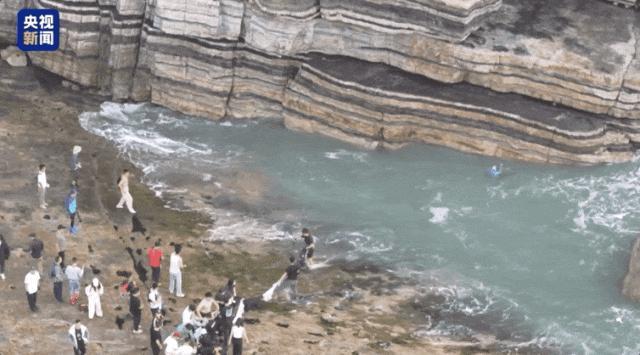 中国军人毫不犹豫跳海救人太帅了