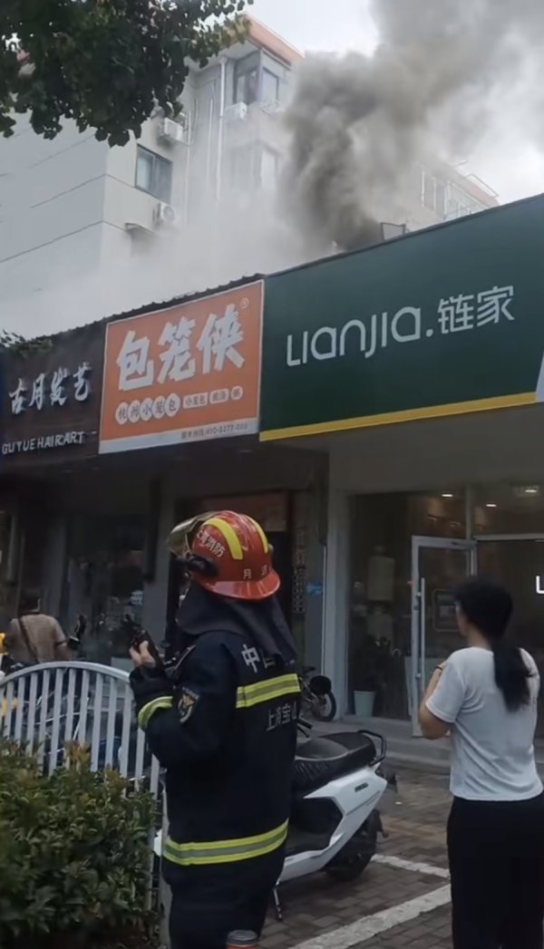 盛康配资 春雷路一沿街店铺起火烟雾弥漫 幸无人员伤亡