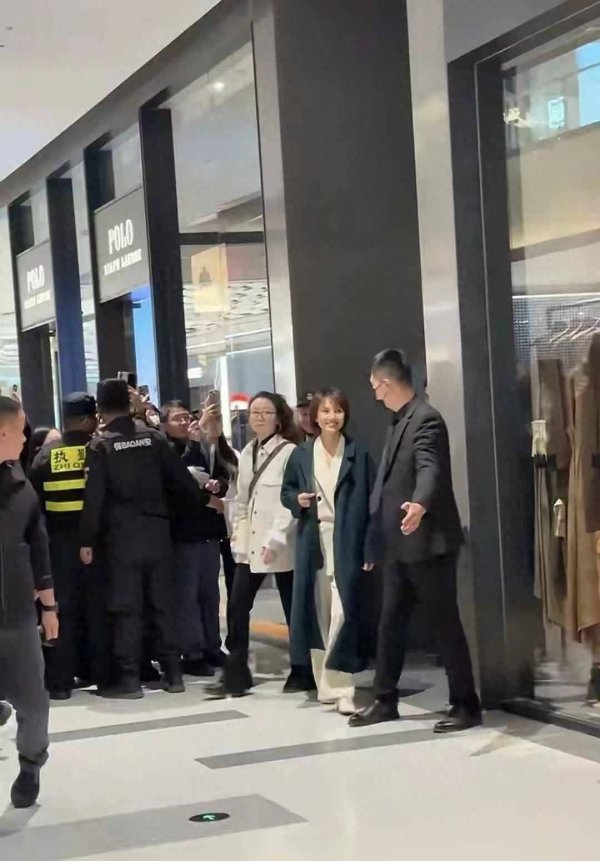 第一证券 袁泉48岁太原现身，穿平底鞋仍惊艳，侧影纤薄似少女